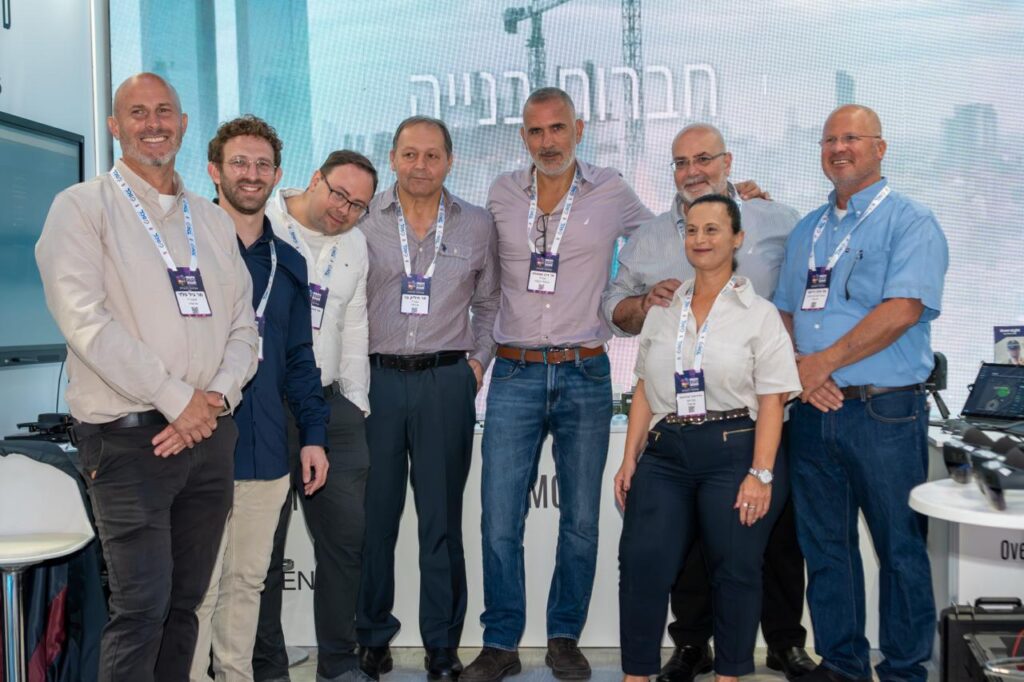 נדב אמסלם מנכ׳׳ל הקבוצה עם צוות ארומיד